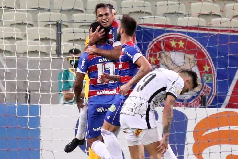 Em jogo movimentado, Fortaleza bate o Corinthians com golaço de Robson