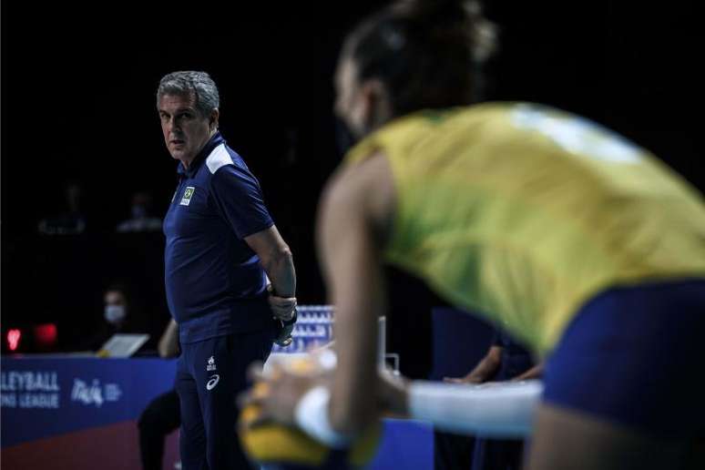 José Roberto Guimarães observa Macris durante a Liga das Nações Divulgação/FIVB