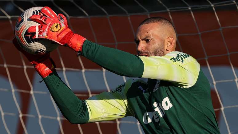 Weverton no treino desta segunda-feira na Academia de Futebol Cesar Greco/Palmeiras