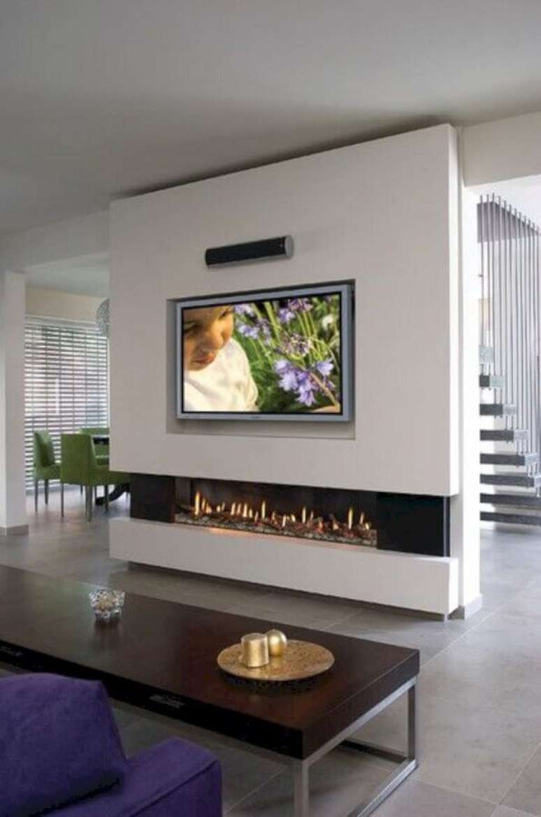 36. Decoração moderna para sala com lareira grande a gás – Foto: Pinterest