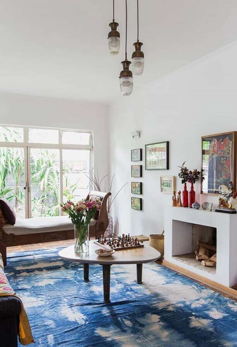 57. Tapete azul para decoração de sala com lareira – Foto: Jeito de Casa