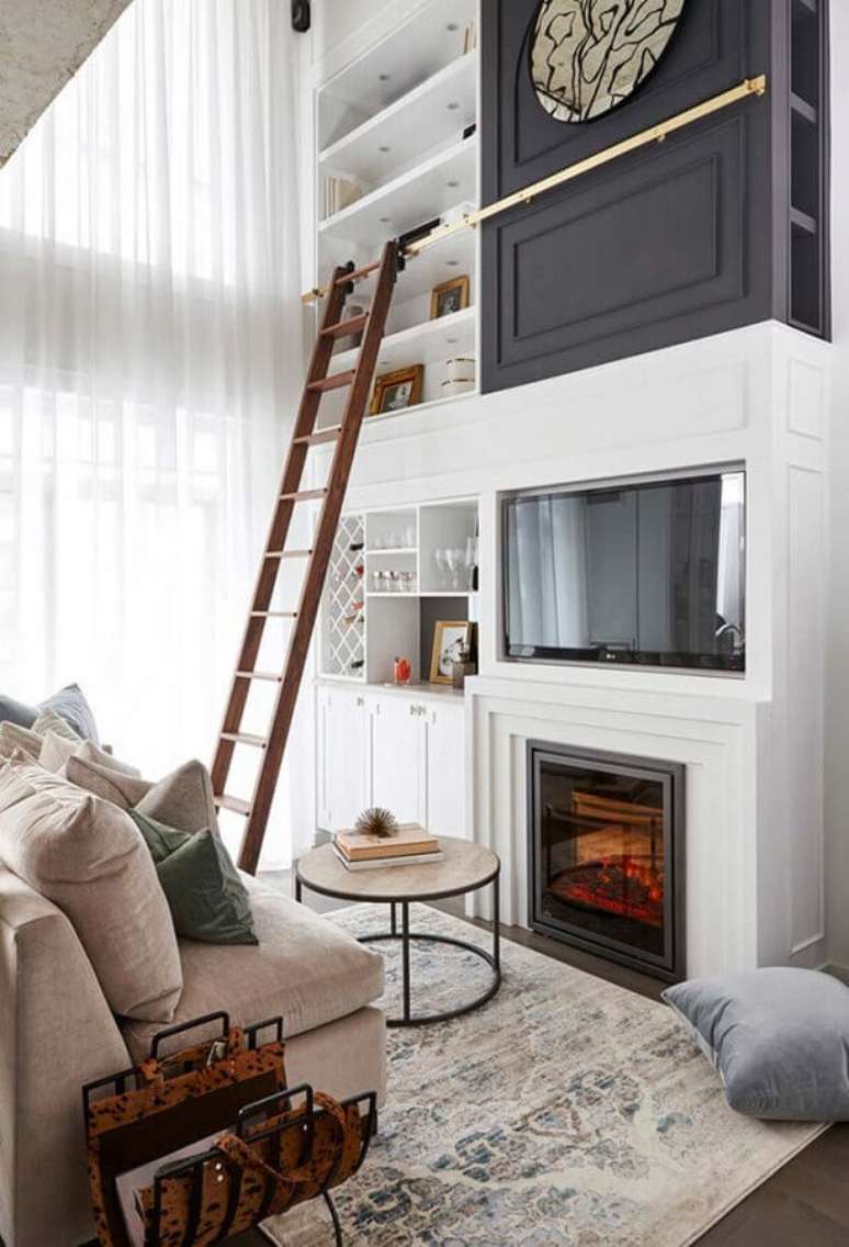 56. Sofá sem braço para decoração de sala de estar com lareira – Foto: Apartment Therapy