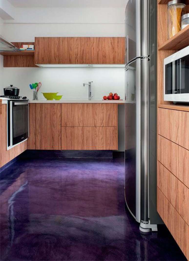 40. Cozinha com piso pintado de tinta epoxi roxo &ndash; Foto Casa Abril