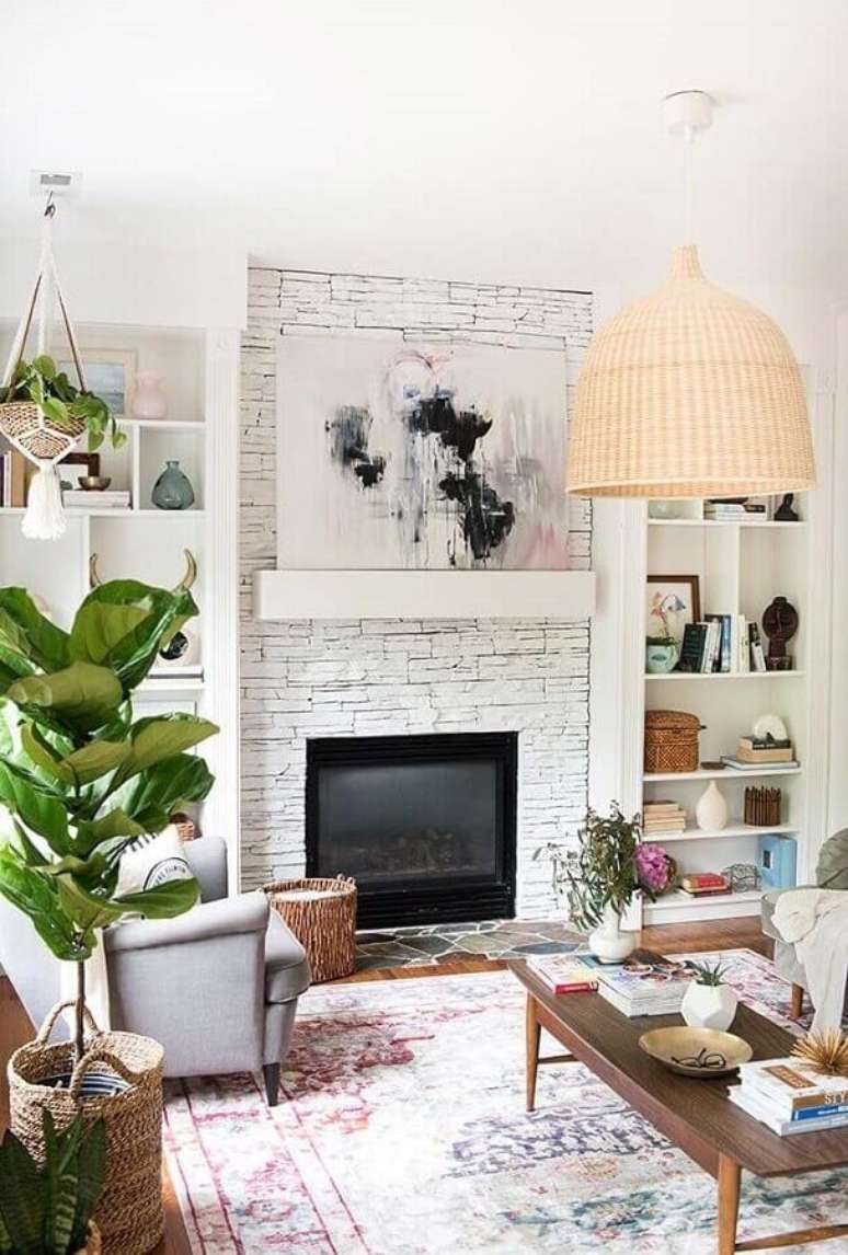 38. Luminária rústica para decoração de sala com lareira e revestimento de pedra – Foto: Decoholic