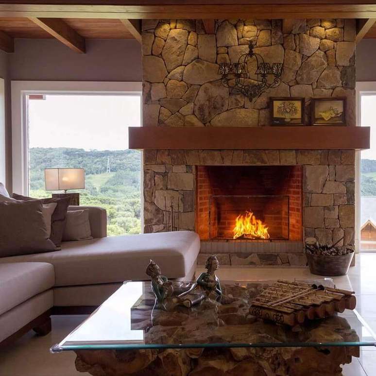 44. Revestimento de pedra para decoração de sala com lareira rústica – Foto: Casa de Valentina