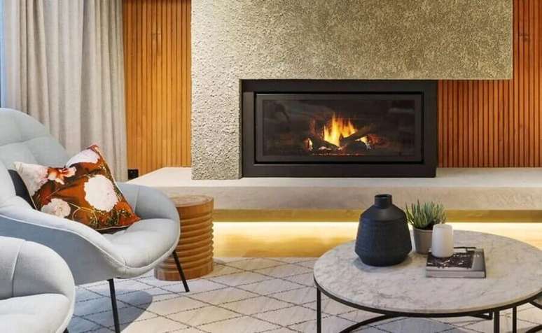 33. Decoração moderna de sala com lareira elétrica – Foto: Kontrast Interiors