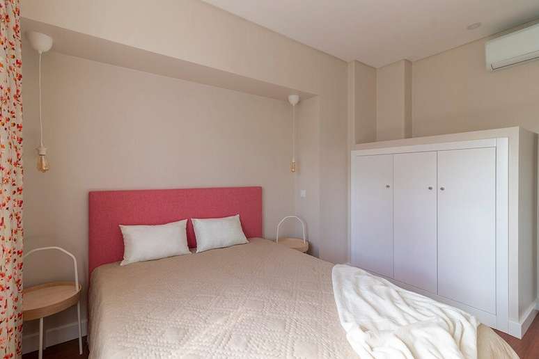 5. Decoração simples para quarto de casal com cabeceira colorida cor de rosa – Foto: habitissimo