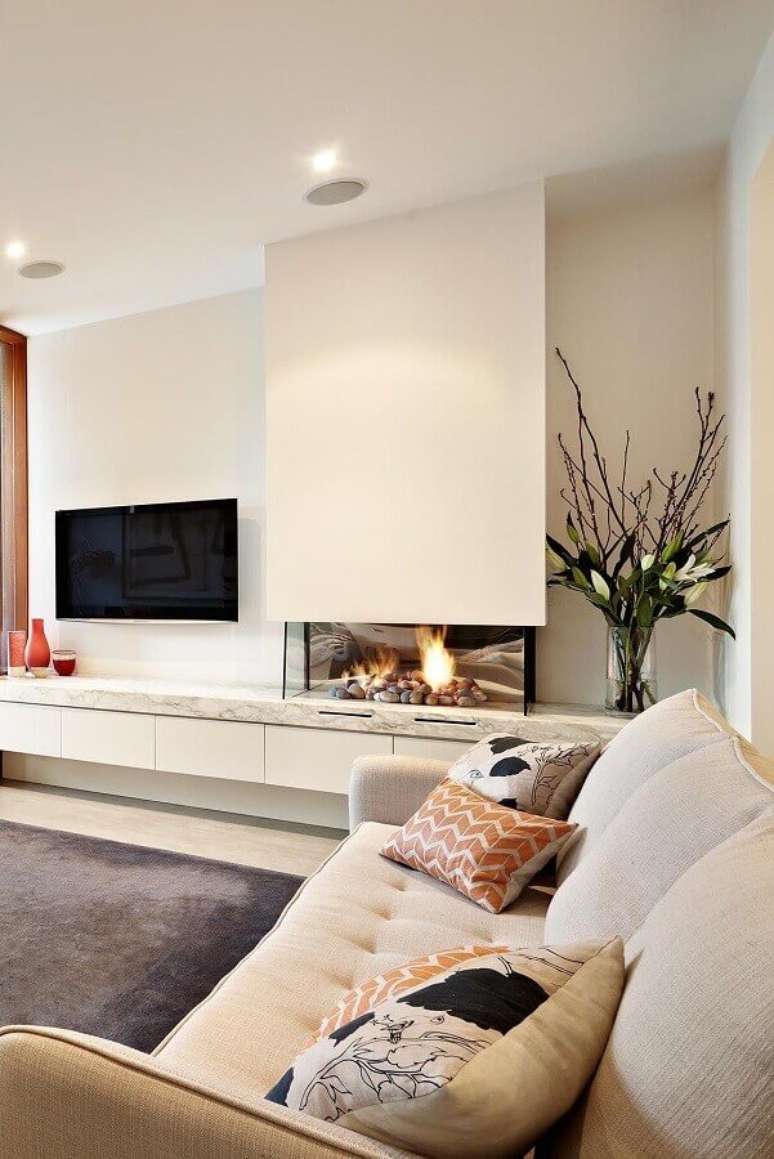 29. Decoração em cores claras para sala com lareira a gás – Foto: Apartment Therapy