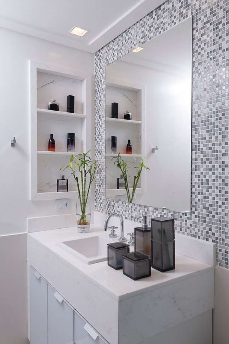 55. Banheiro com pastilhas adesivas perto do espelho – Foto Arkpad