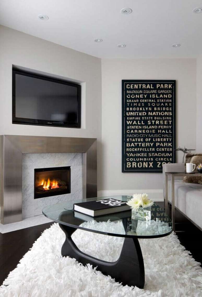 21. Decoração com tapete felpudo para sala com lareira a gás – Foto: Otimizi