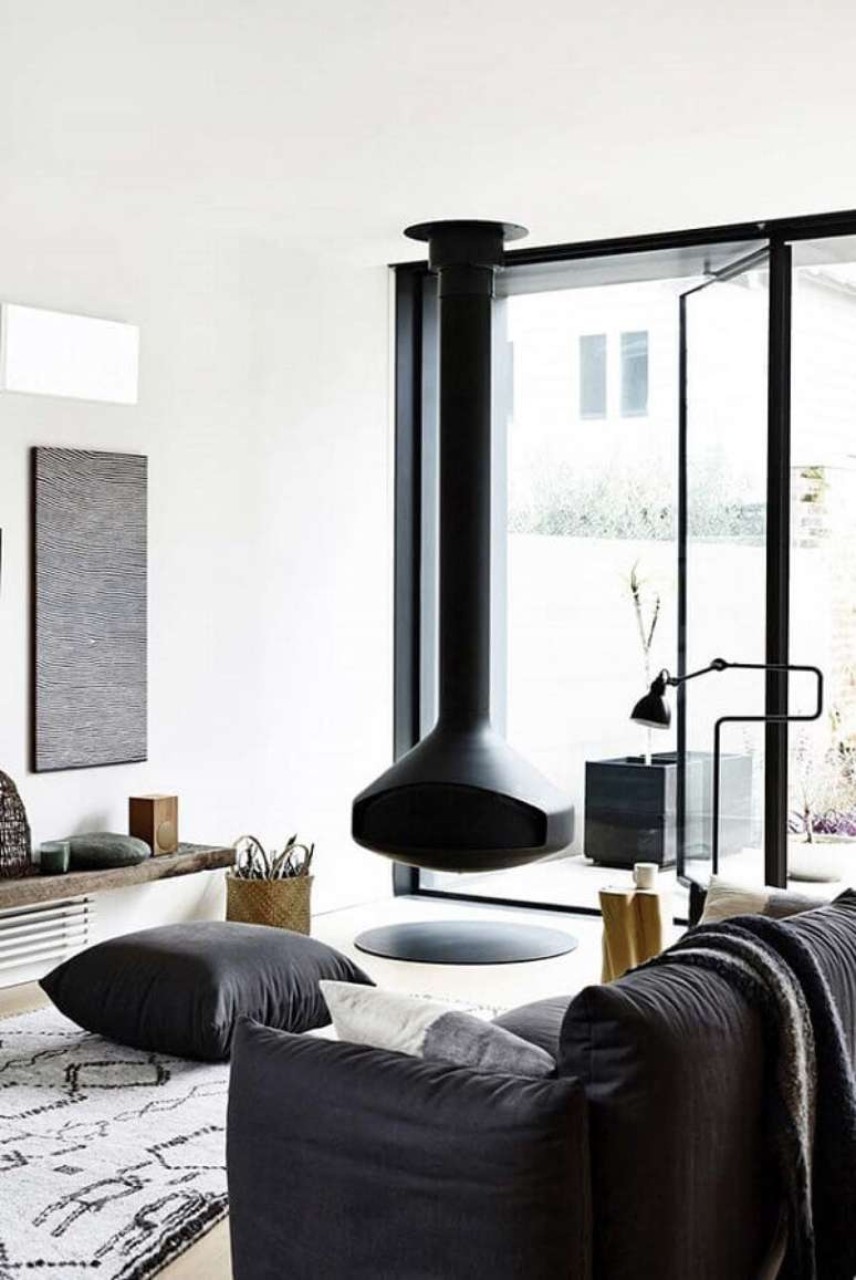 20. A lareira de ferro suspensa deixa a decoração da sala branca muito mais moderna – Foto: Home Fashion Trend