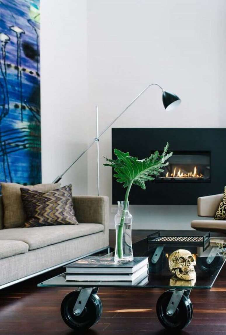 35. Decoração moderna para sala com lareira elétrica e mesa de centro de vidro – Foto: Futurist Architecture