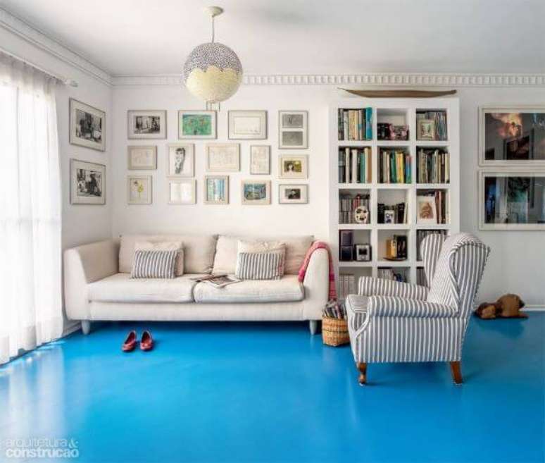 12. Piso pintado azul claro na sala de estar &ndash; Foto Casa Abril