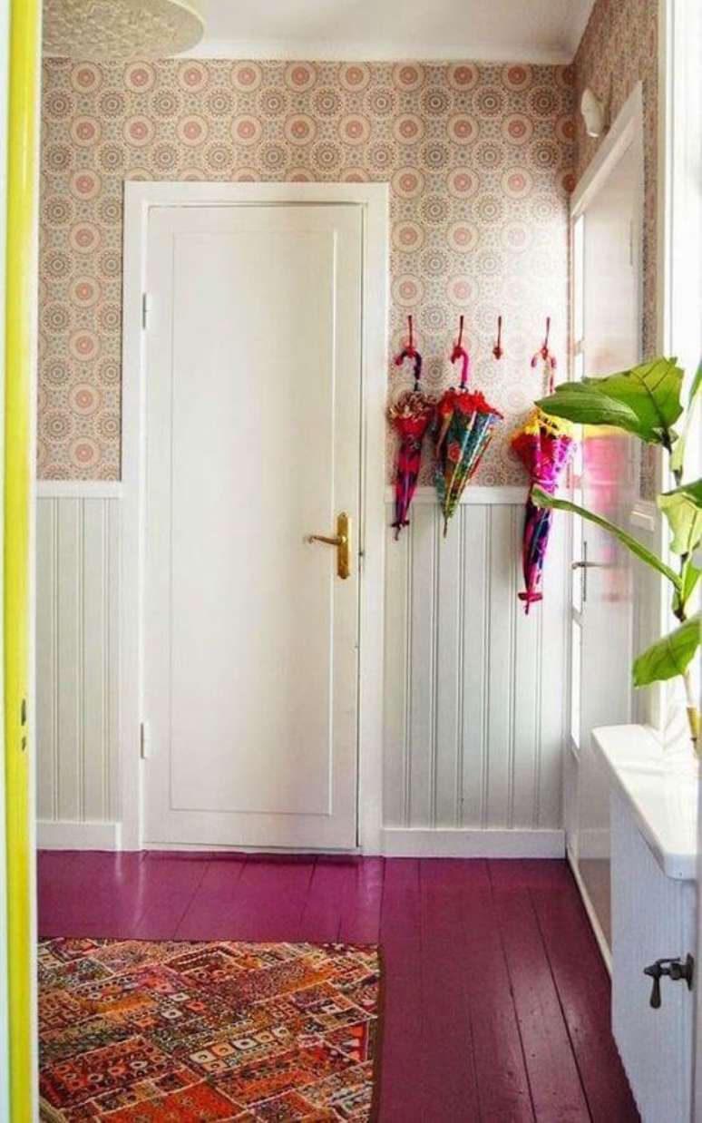 33. Sala com piso pintado rosa &ndash; Foto The Effortless Chic