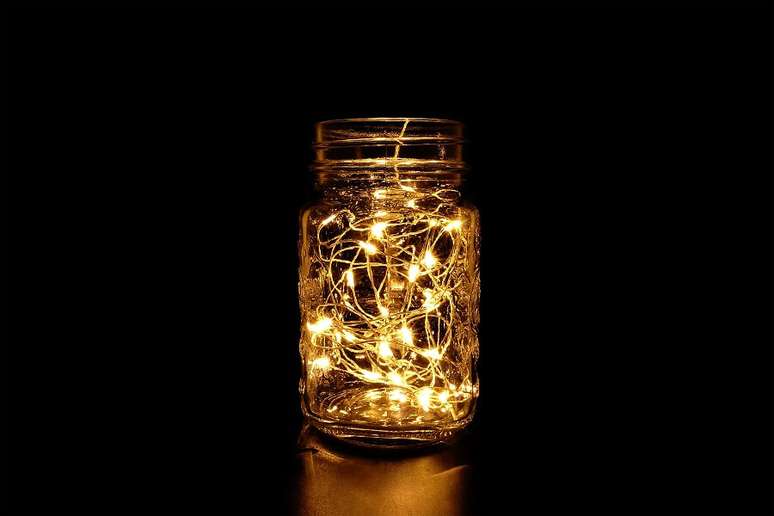 1. Ideia simples de luminária com potes de vidro e luzinhas Foto istockphoto