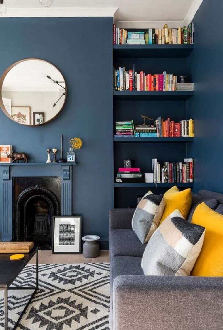 12. Cor azul para decoração de sala com lareira clássica – Foto: Pinterest