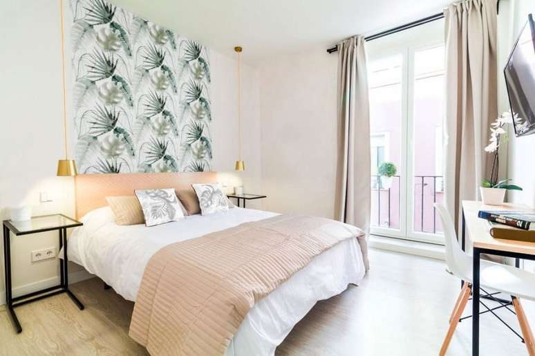 3. Quarto de casal branco decorado com papel de parede delicado e cabeceira estofada bege – Foto: habitissimo