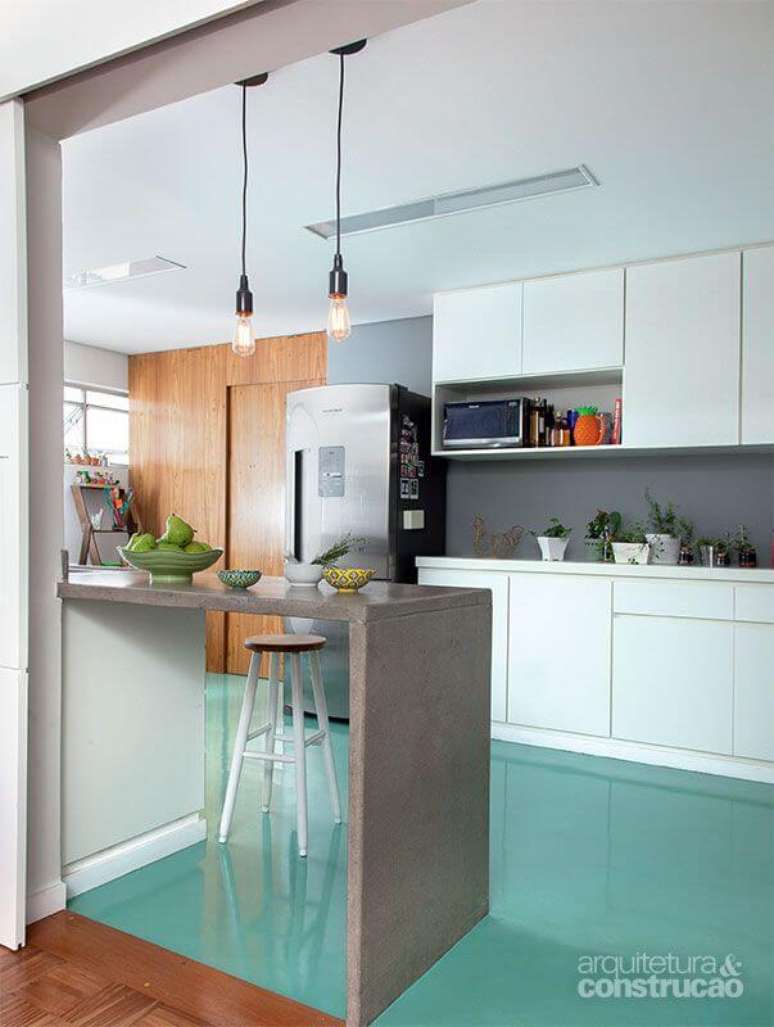 3. Cozinha branca com piso pintado de verde &ndash; Foto Pinterest