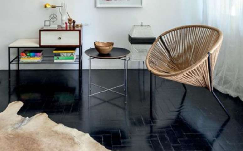 36. Tinta piso pintado preto epoxi &ndash; Foto Pinterest