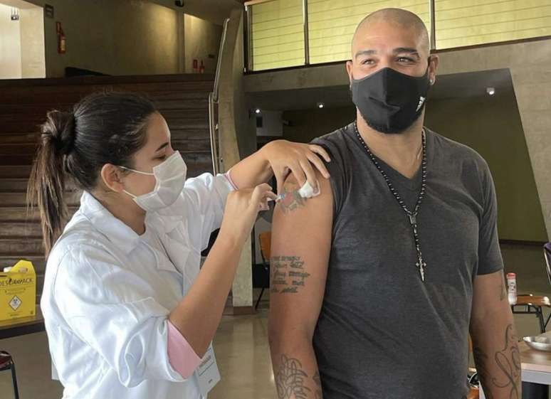 Adriano recebeu a primeira dose da vacina contra o Covid-19 (Reprodução / Instagram)