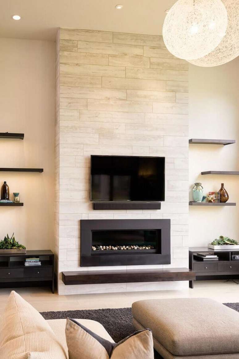 15. Cores neutras para decoração de sala de estar com lareira a gás – Foto: Jeito de Casa