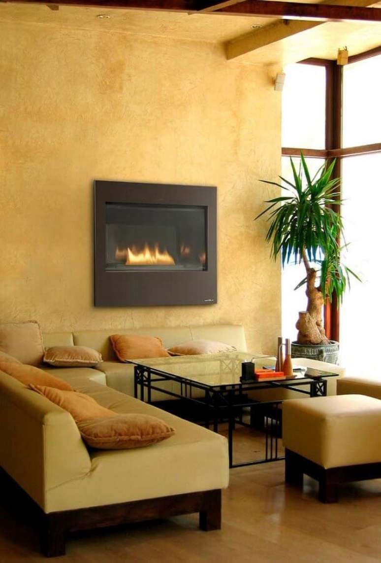6. Sala com lareira elétrica decorada em tons de amarelo – Foto: Pinterest