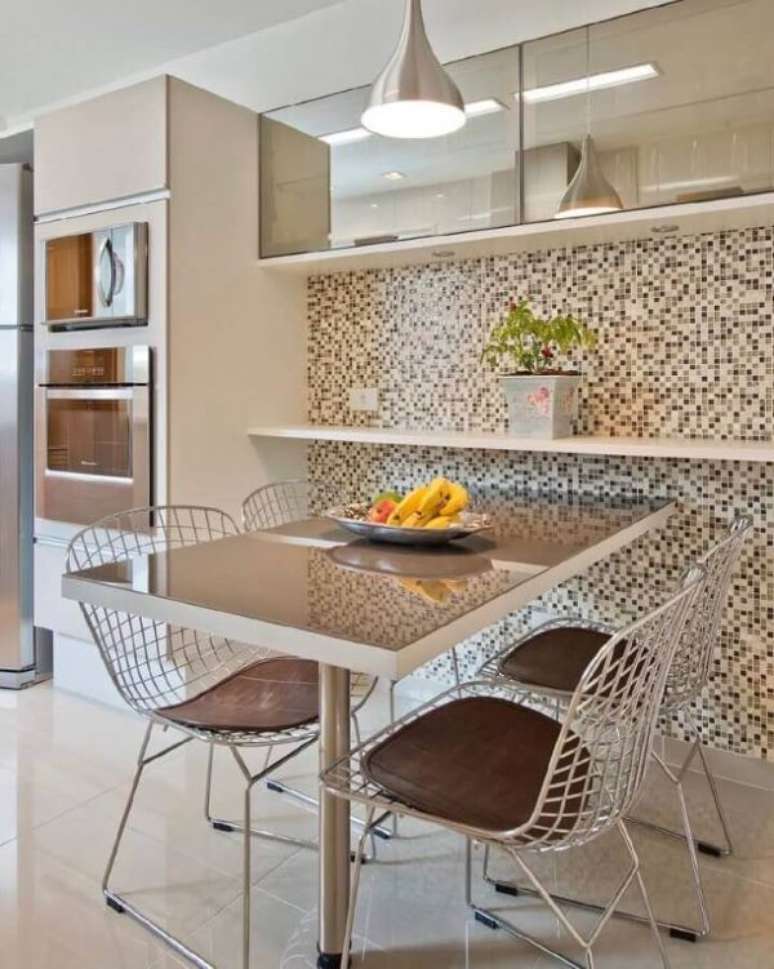 47. Banheiro com pastilhas adesivas em tons neutros &ndash; Via: Luciana Olesko