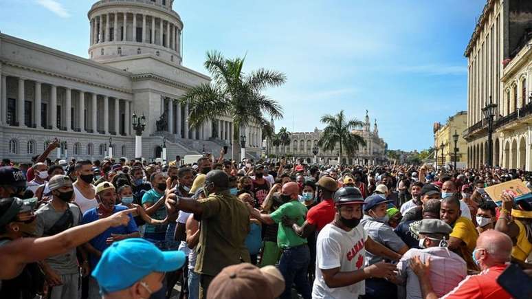 Protestos tiveram início em San Antonio de los Baños e se espalharam pelo país, incluindo a capital Havana