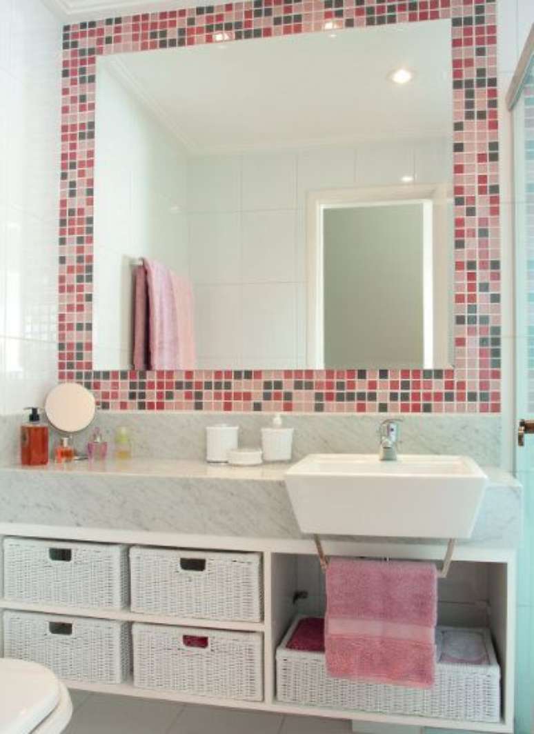 35. Banheiro rosa com pastilhas adesivas – Via: Pinterest
