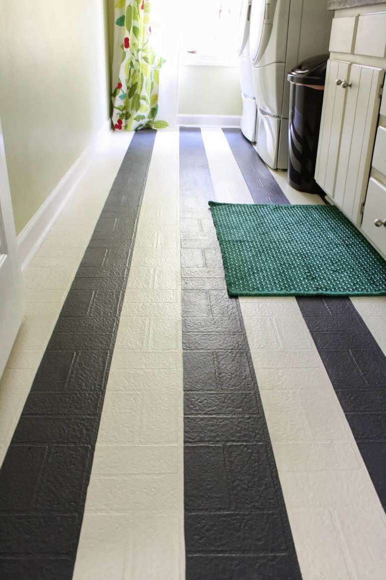 16. Piso pintado cinza e branco &ndash; Foto Pinterest