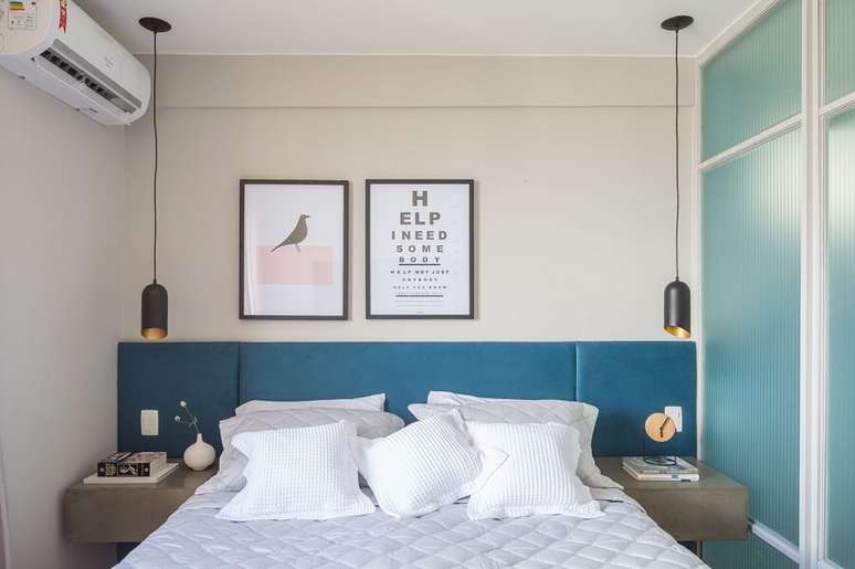 1. Quarto de casal branco decorado com cabeceira colorida azul e lumin&aacute;ria pendente moderna &ndash; Foto: habitissimo