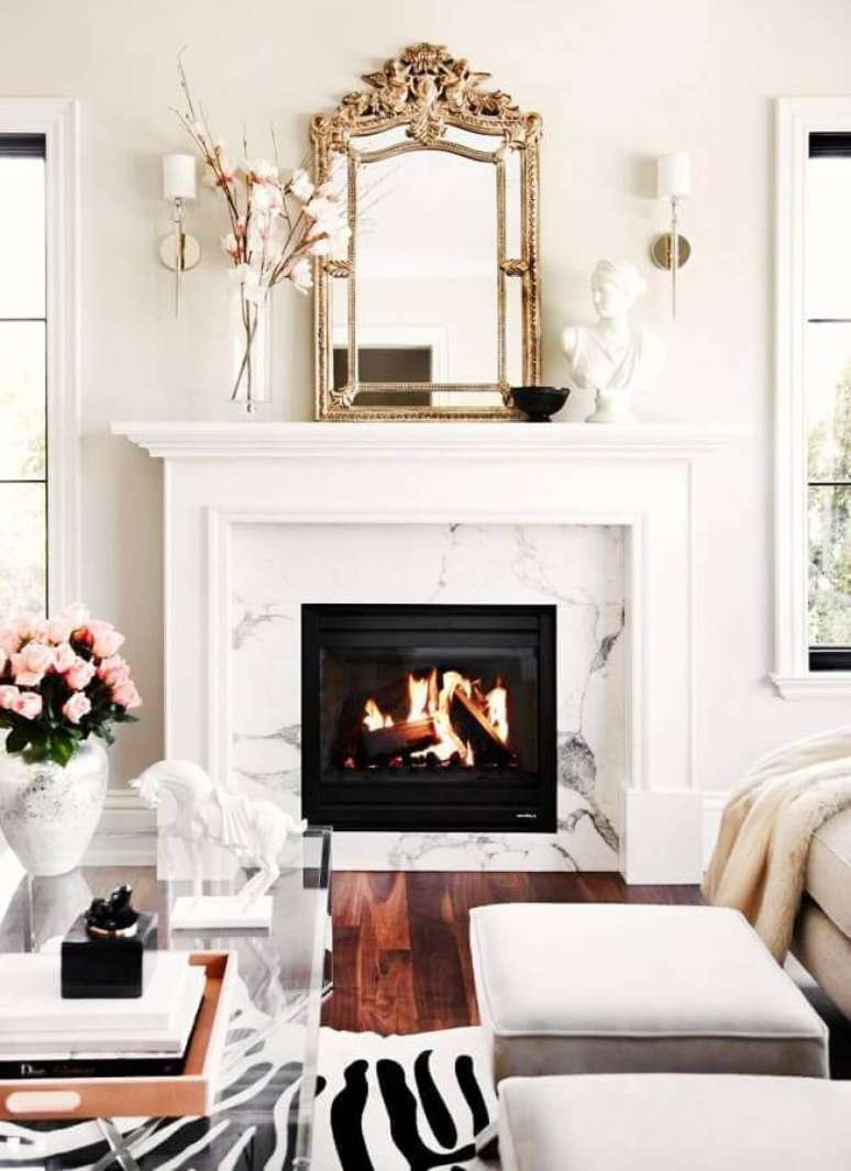 18. Decoração clássica para sala com lareira sofisticada – Foto: The Decorista