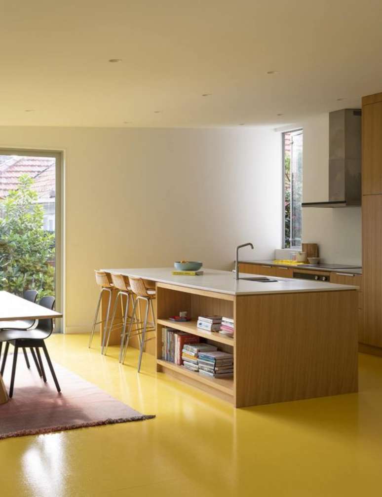 32. Sala com piso pintado em resina epoxi amarela &ndash; Foto Home Maazine