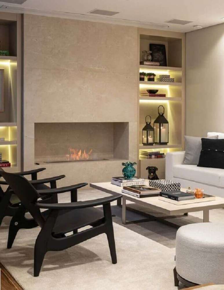 3. Sala de estar com lareira a gás decorada com poltronas pretas modernas – Foto: Casa de Valentina