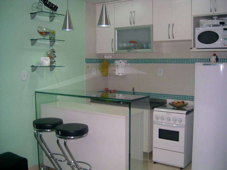 22. Pastilhas adesivas para cozinha lav&aacute;vel pequena em forma de faixa. Projeto por Tatiany Landim.