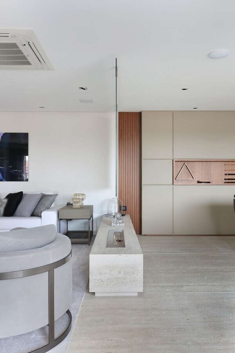 13. Cores claras para decoração de sala moderna com lareira a gás – Foto: Patricia Bergantin