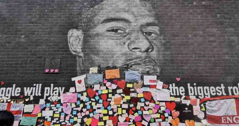 Depois de ser vandalizado com insultos racistas, mural para Marcus Rashford em Manchester foi coberto com mensagens de apoio e carinho ao atacante (Reprodução / Instagram)