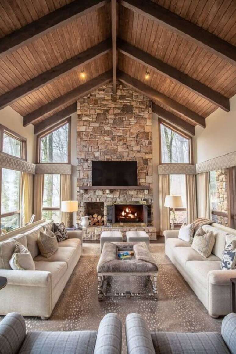 4. Revestimento de pedras para decoração de sala com lareira rústica a lenha – Foto: Houzz