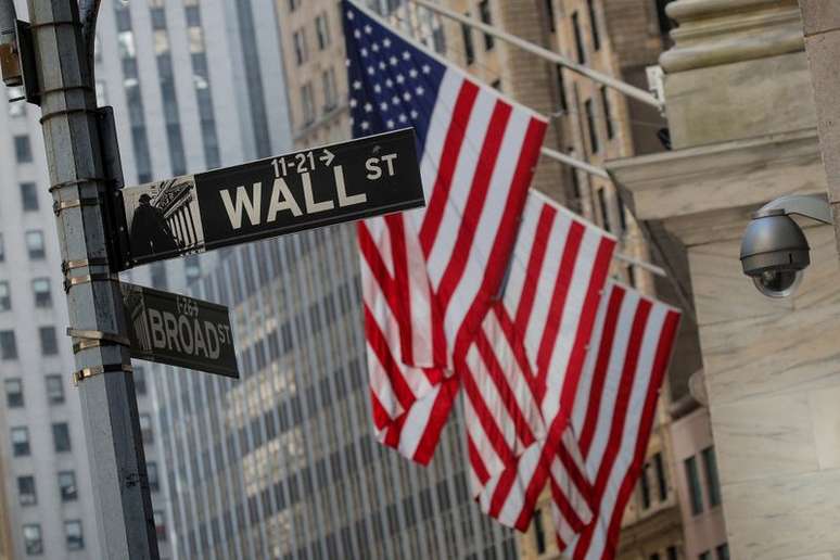 Placa sinaliza Wall Street, em Nova York
REUTERS/Brendan McDermid/File Photo