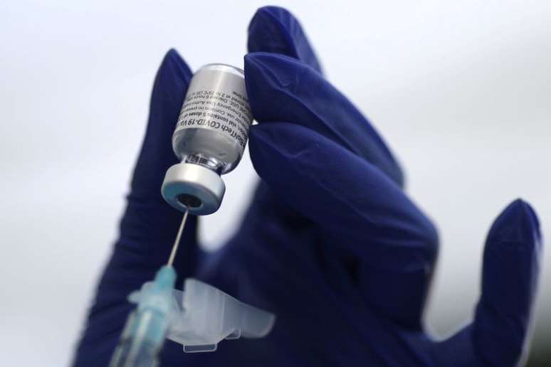 Aplicação da vacina da Pfizer
REUTERS/Lucy Nicholson/File Photo