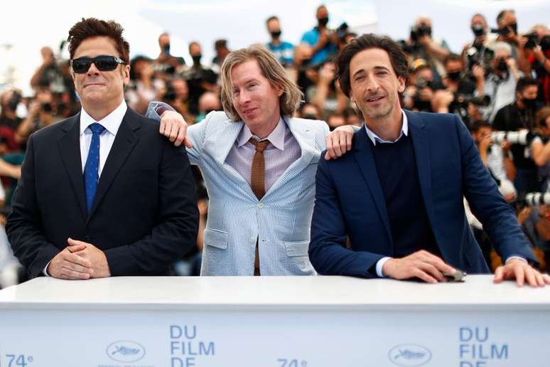 Diretor Wes Anderson e atores Benicio Del Toro e Adrien Brody posam em Cannes
 13/7/2021    REUTERS/Johanna Geron