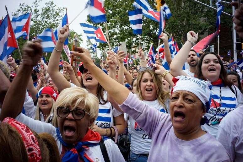 Cubanos exilados se manifestam em Nova Jersey ap&oacute;s protestos em Cuba
 13/7/2021   REUTERS/Eduardo Munoz