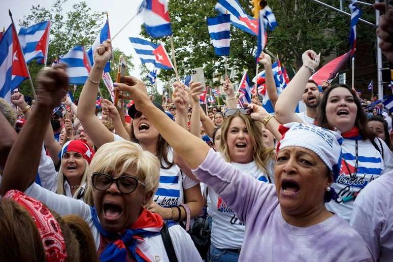 Cubanos exilados se manifestam em Nova Jersey após protestos em Cuba
 13/7/2021   REUTERS/Eduardo Munoz