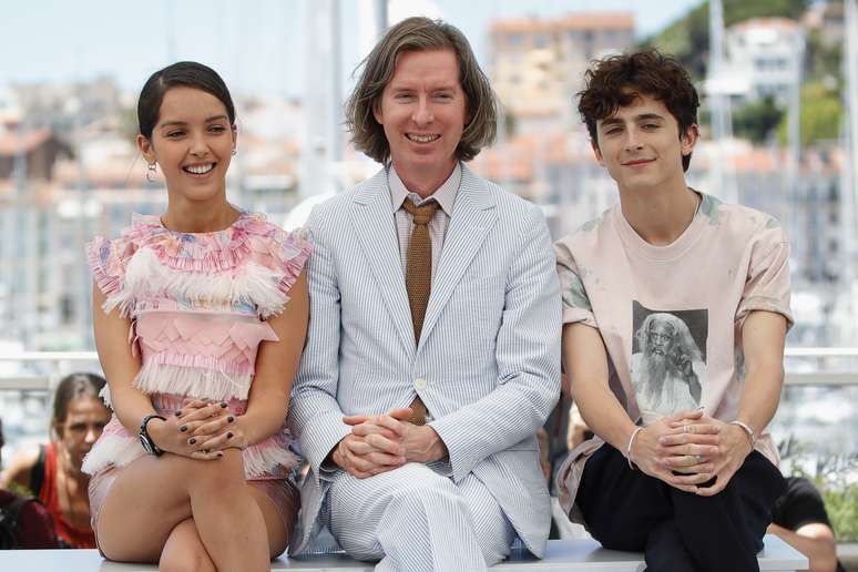 Wes Anderson com os atores Timothee Chalamet e Lyna Khoudri 