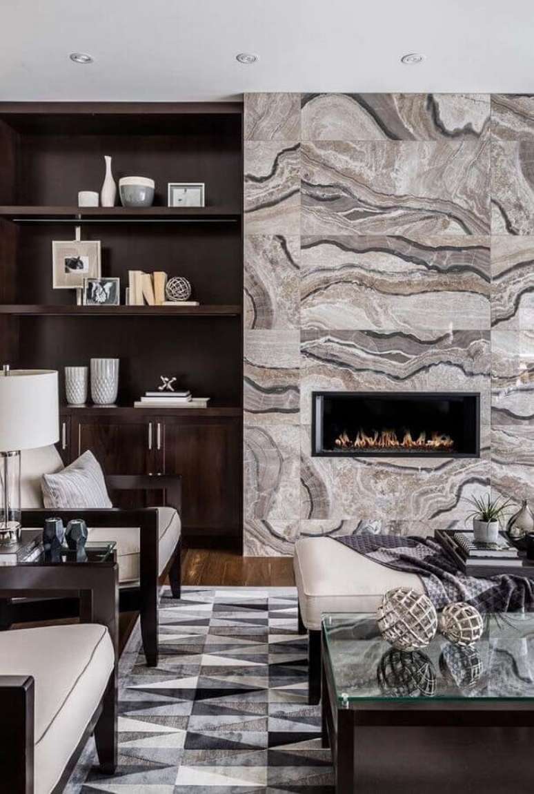 27. Decoração de sala com lareira sofisticada e estante de madeira – Foto: Houzz