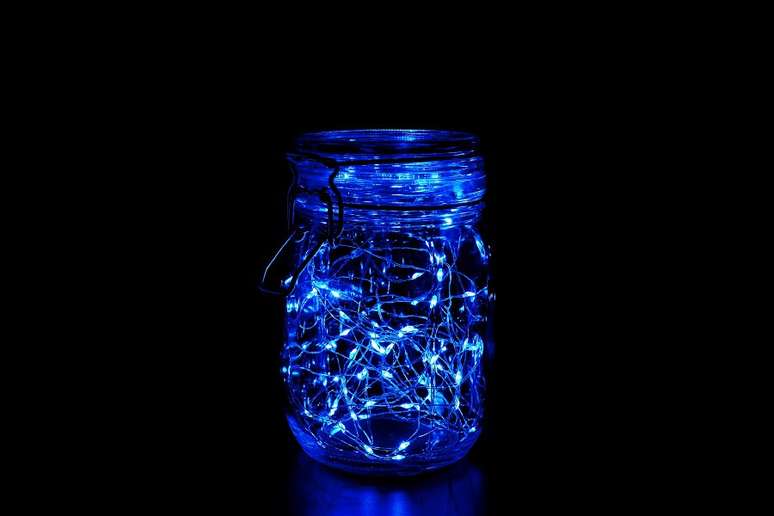 2. Modelo de luminária colorida feita com pote de vidro e luz azul – Foto: istockphoto