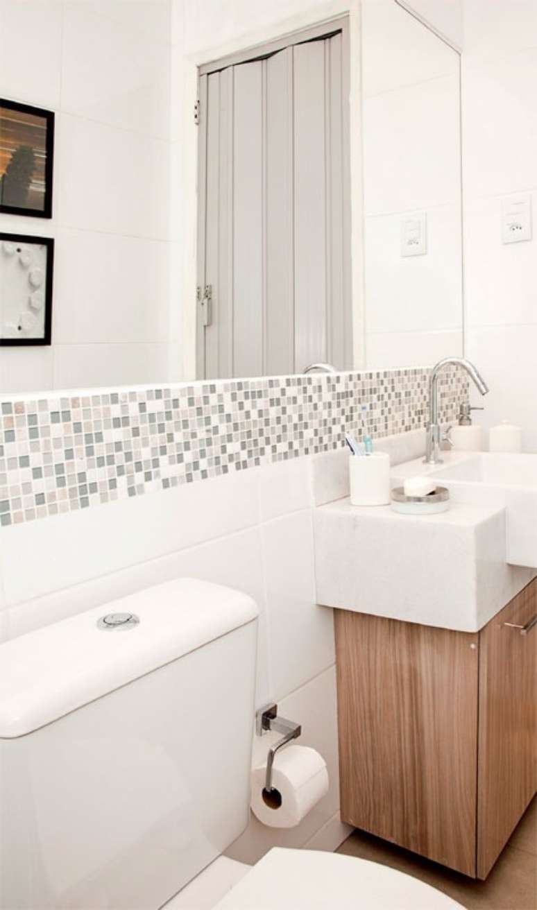 39. Banheiro com pastilhas adesivas &ndash; Via: Raphaela Rabelo