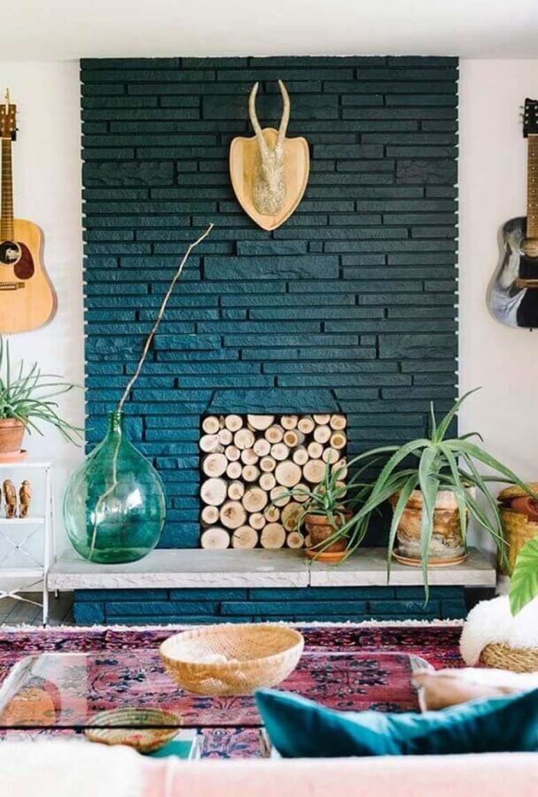 49. Sala com lareira rústica decorada com mesa de centro de vidro – Foto: Pinterest