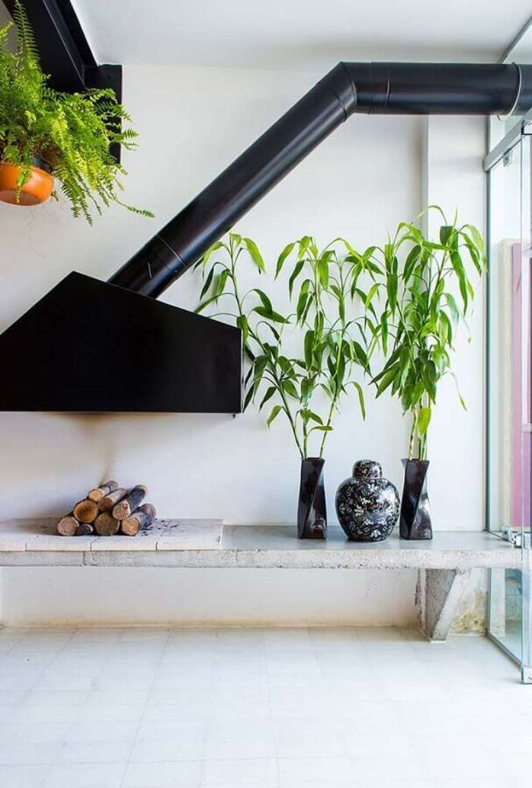 7. A lareira de ferro suspensa dá um toque moderno à sala branca decorada – Foto: Apartment Therapy