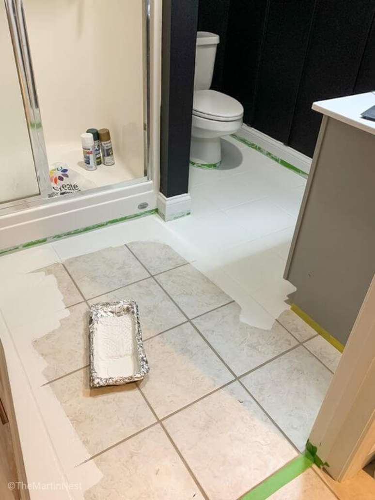 15. Piso pintado branco para banheiro moderno &ndash; Foto The Martins nest